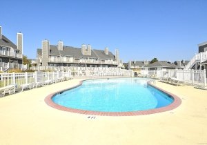 amenity-harbour-island-townhomes-pool-dsc3823.jpg